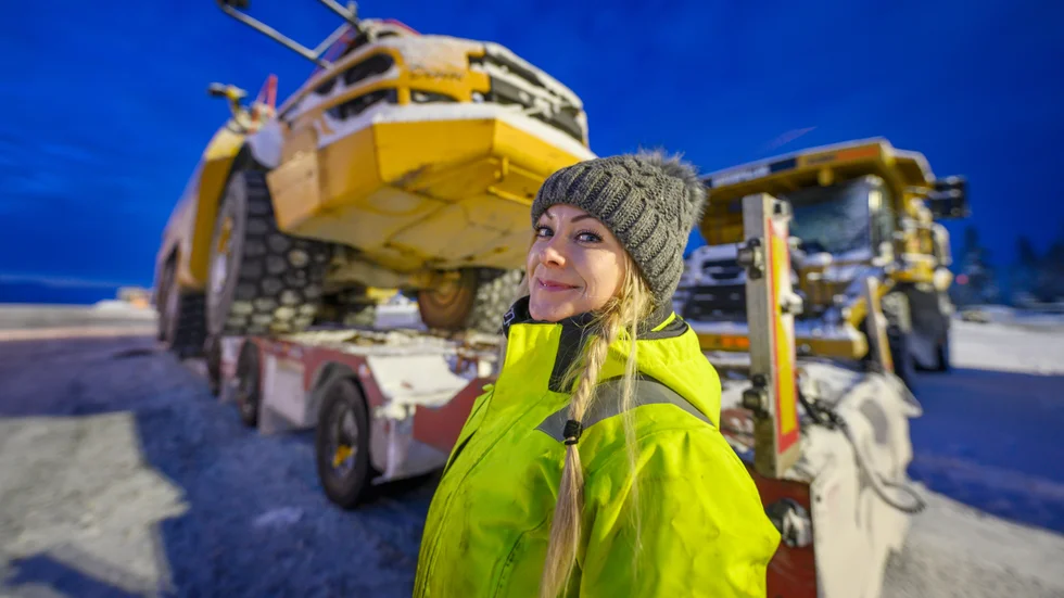 Heavy trailers are definitely for girls. Angelica Larsson is a truck driver and influencer. Through videos on social media, she shows her everyday life in her job and tries to get more women to go for trucks