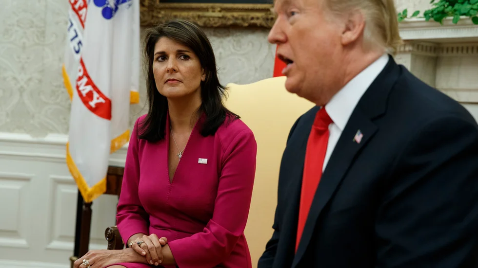 Donald Trump, här med Nikki Haley. Nu får de två republikanska presidentaspiranterna en ny utmanare i form av Vivek Ramaswamy. Arkivbild.