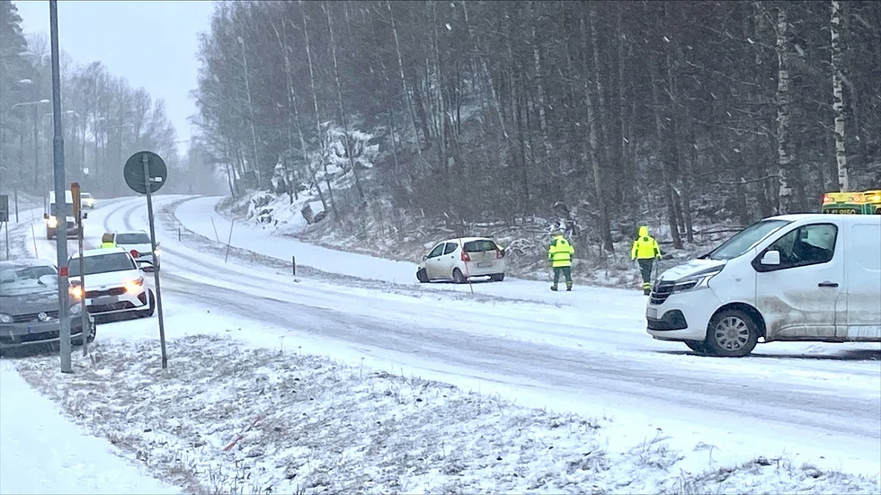 Under veckan kommer ännu mer snö att falla över Eskilstuna. På måndagsmorgonen skedde flera trafikolyckor på hala vägar, som här vid Medbacken i Skogstorp.