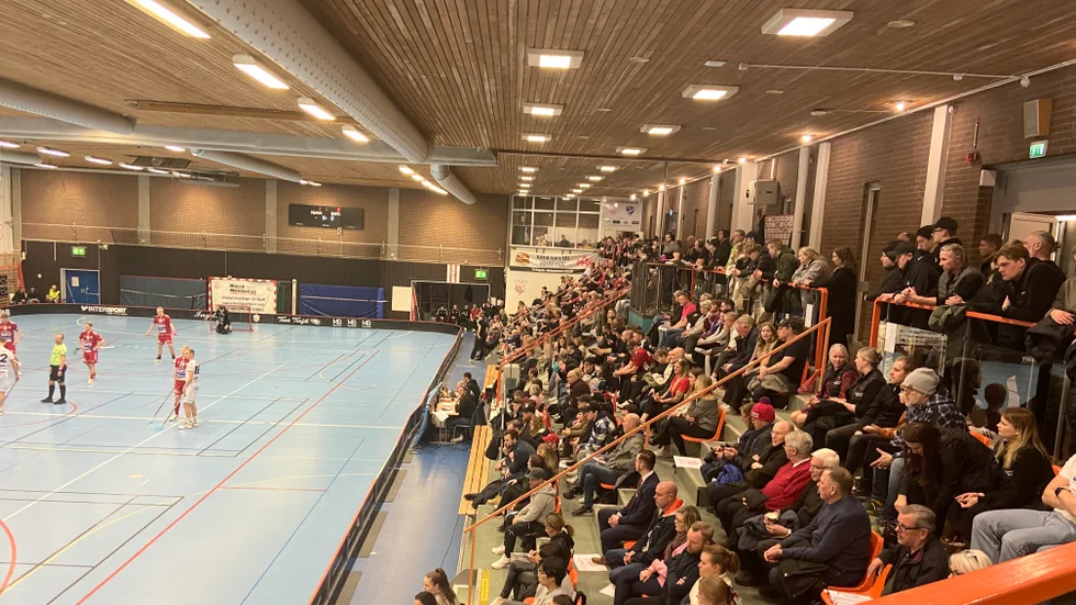 Kan det bli fullsatt när Strängnäs IBK på lördagen ska försöka spela till sig en plats i playoff till Superligan? "Vår publik är lagom enögd och vi har en hög ljudnivå i hallen", tycker målvakt Wiktor Åkerstedt.