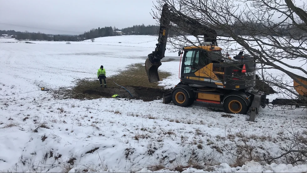 Kommunen arbetar med att stoppa och laga vattenläckan som berövar samtliga hushåll i Björnlunda vatten.