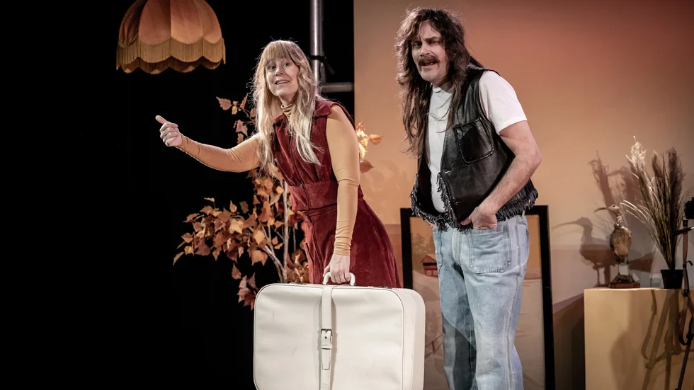 I föreställningen "Kollektivet" flyttar Krister (Sven Björklund) och Anita (Linda Wincent) från Stockholm till Sattajärvi i Pajala kommun för att starta ett kollektiv.