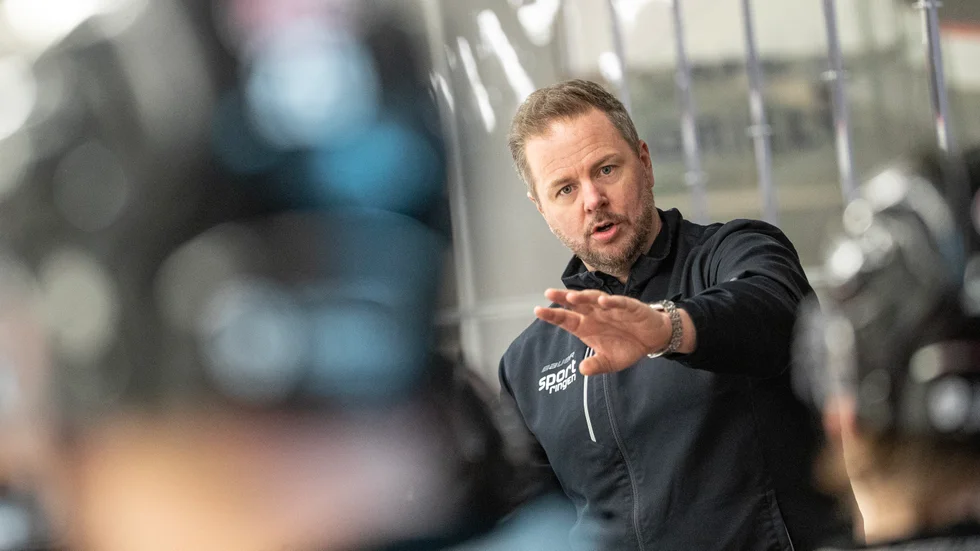 Skellefteå AIK:s tidigare J20-tränare Mikael Aaro blir både tränare och sportchef i Piteå Hockey under den här säsongen.