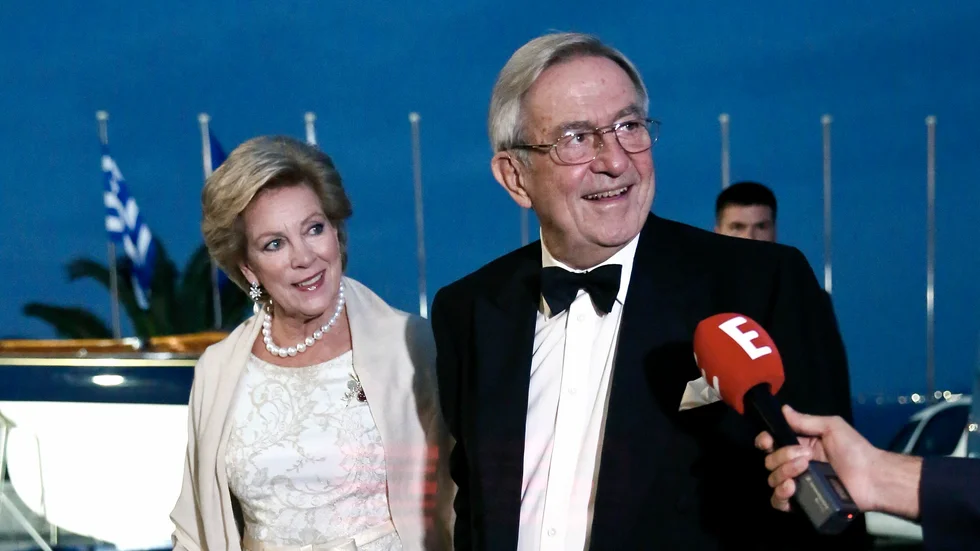 Greklands tidigare kung Konstantin sägs vara illa däran. Här fotograferades han tillsammans med sin fru, den danska prinsessan Anne-Marie, när de firade guldbröllop 2014. Arkivbild.