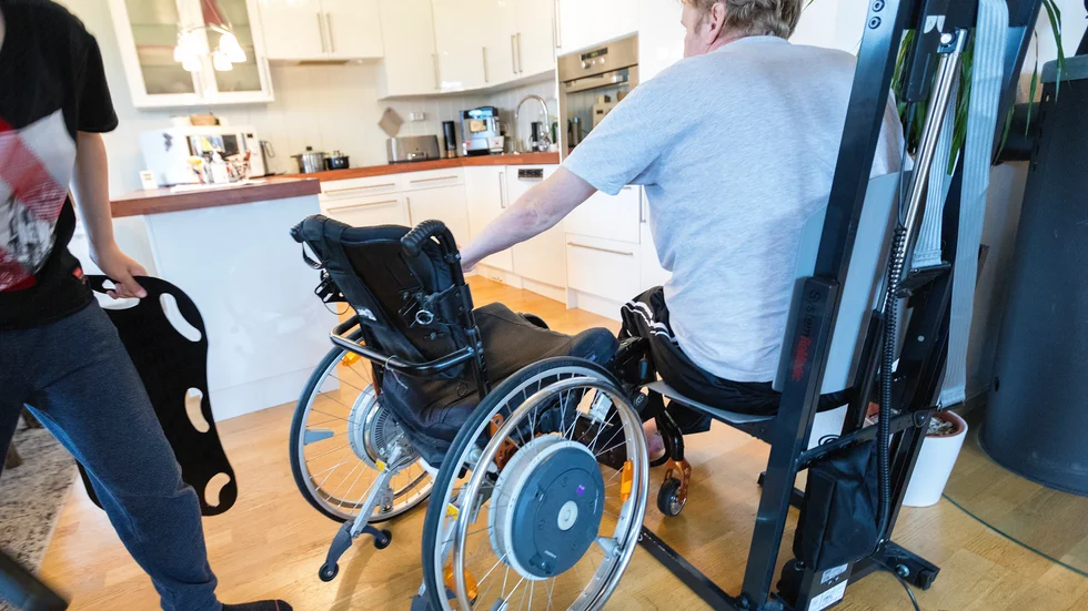 "Rätten till personlig assistans uppfylls inte om den inte backas upp med en tillräcklig finansiering. Och för det krävs alltså en rejäl ökning av resurserna i den statliga budgeten. Det är fundamentalt både för de som har rätt till personlig assistans och för de som arbetar som personliga assistenter", skriver debattörerna.
 