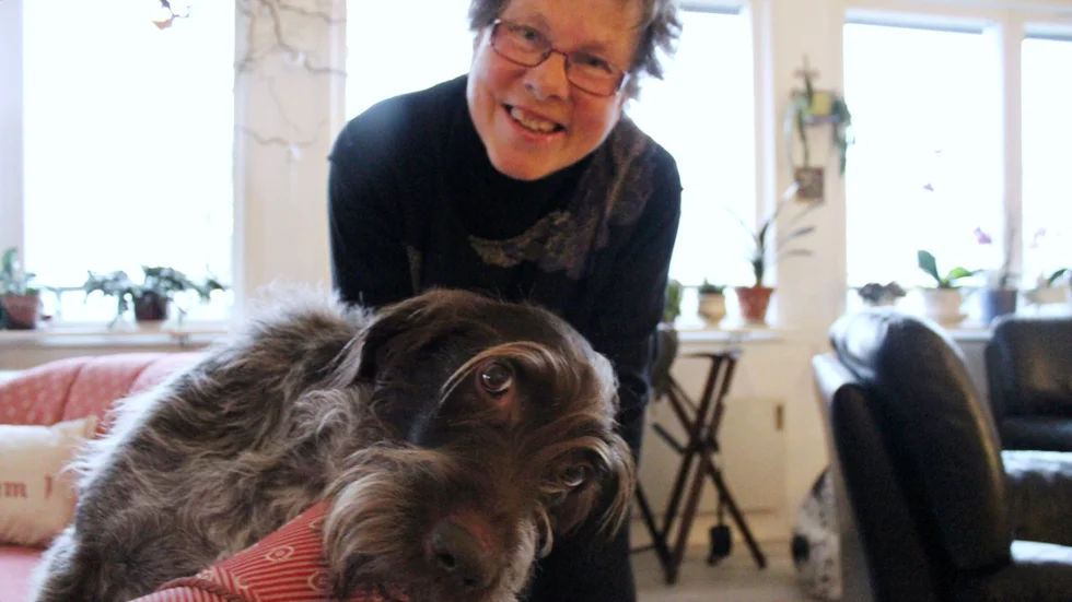 Lisbeth Sandström och hunden Beamer spenderade nyår hos en vän fem kilometer från stan. Men fyrverkerierna hördes ändå. 