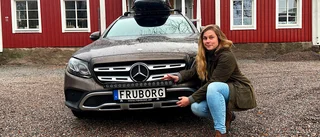 Fru Borg är unik på Enköpings vägar • Hon skyltar givetvis med stil: "Det är min drömbil"
