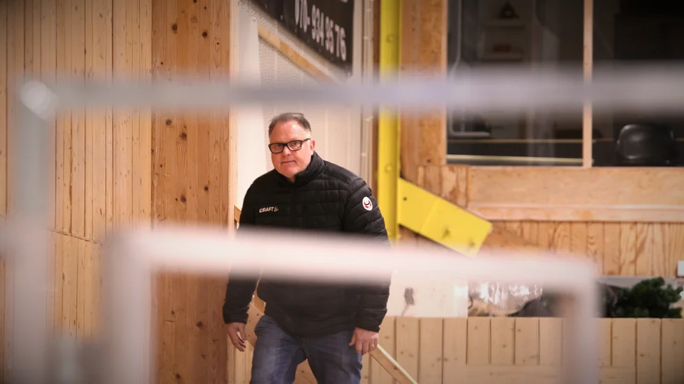 "Det handlar också om att klubben ska hinna med. Vi kan inte bara ha ett A-lag som hinner med", säger Anders Tingman, sportchef i Mjölby HC. Ett lag som befinner sig mitt mellan kvalstrecken.