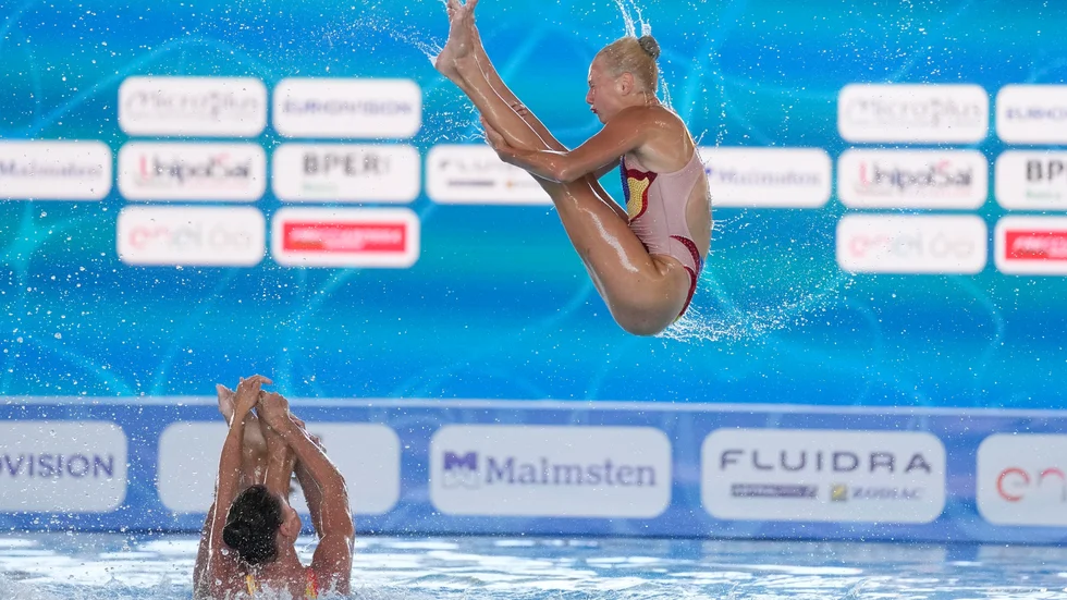Män kommer att kunna delta i konstsim i OS 2024. Arkivbild.