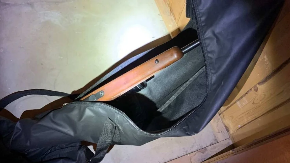 Geväret hittades i ett skidfodral. Förrådsinnehavaren slog larm till polisen som beslagtog vapnet. 