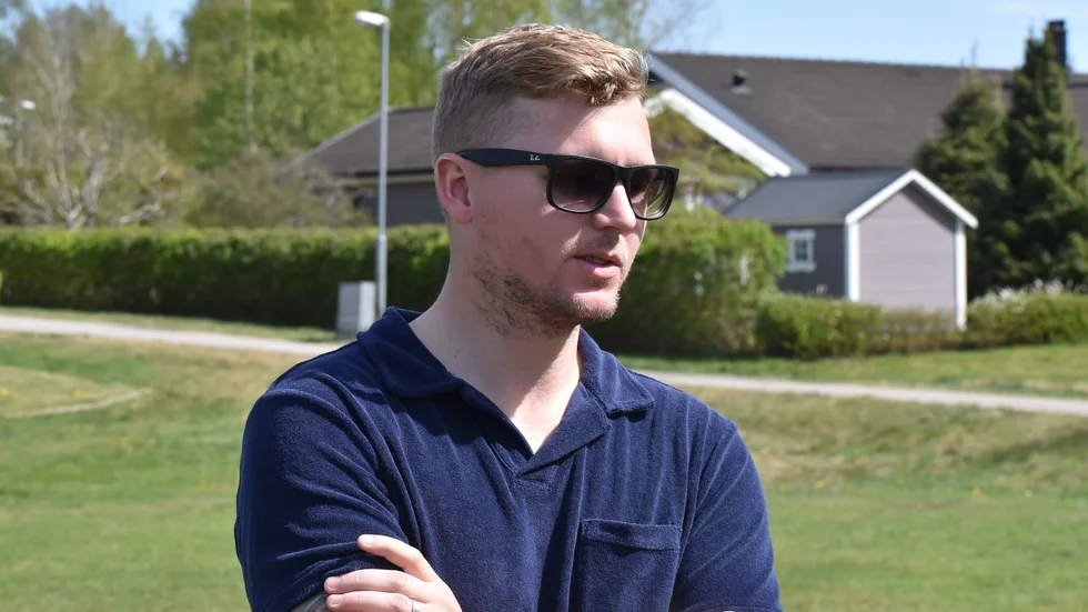 Ricky Gustafsson lämnar uppdraget som assisterande i Södra Vi IF. 