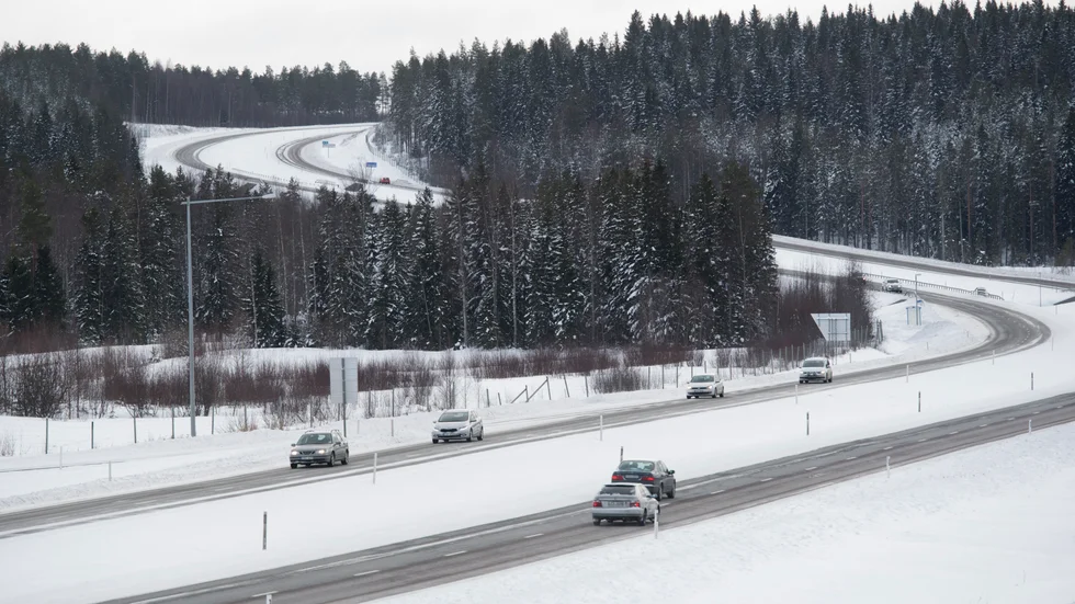 Trots varning om besvärligt väglag på vissa ställen i länet så är det ett väldigt lungt trafikläge enligt Trafikverket.