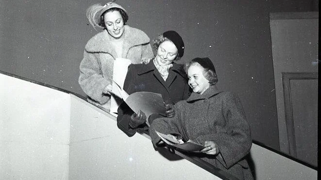 Vid Linköpings revykung Nisse Tells nyårsrevy 1950, Café de Paris, var Perth Gomér-Tell, längst till vänster, prima primadonna. Även Maj-Britt Otter och Bibbi Carlsson hade centrala roller.  