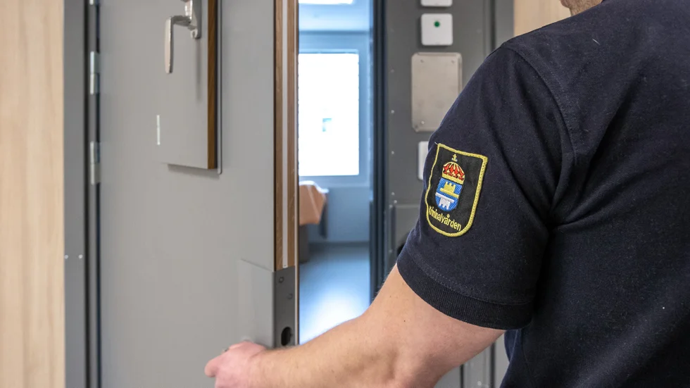 Kriminalvårdare och andra offentliganställda måste få berätta om brister och faror på arbetsplatsen. 