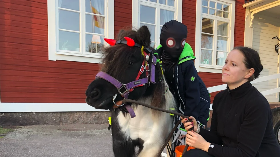 Lena Vestin och hennes son Emil har med sin häst Esprit. 