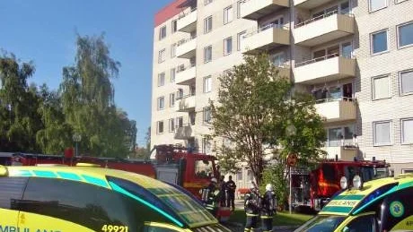 STOR UTRYCKNING. Det blev stor utryckning för räddningstjänst och ambulans på midsommardagen. En lägenhet totaltförstördes vid branden i hyreshuset på Garnisongatan. Foto: LARS-HENRIK ANDERSSON