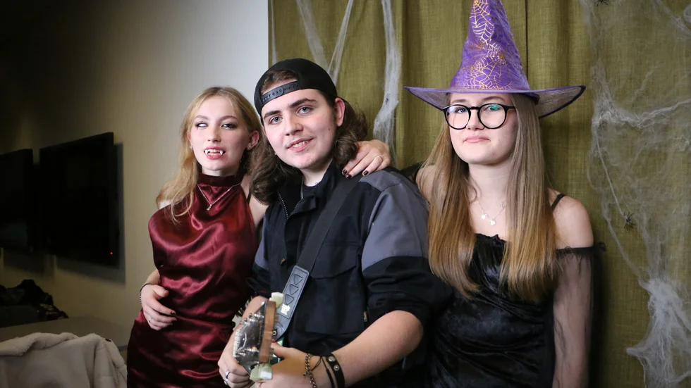 Embla Andersson, Albert Nilsson och Ellen Eriksson från Musik- och dansskolans elevråd. "Det är en härlig 'vibe'", säger Embla Andersson om evenemanget.