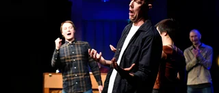 Fullsatt och humor på hög nivå när gänget bakom Social Impro Club bjöd in till skrattfest • Se ett smakprov här