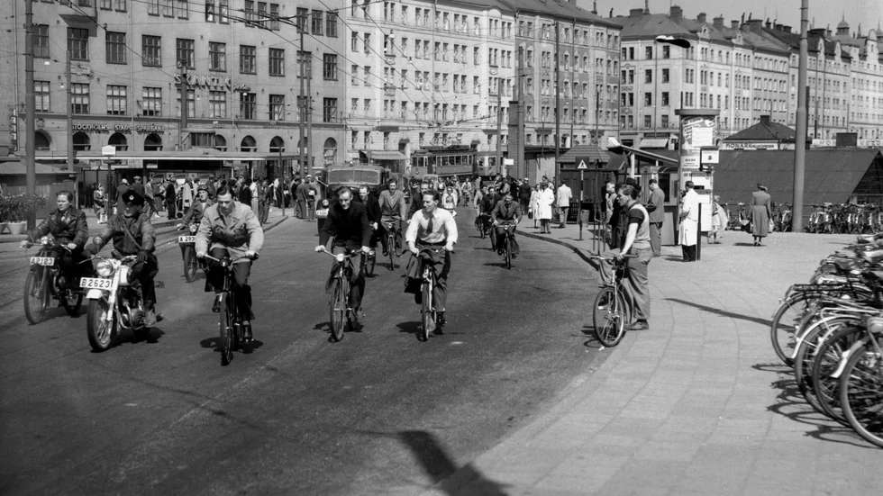 Ballongdäckens tid är förbi, skriver en insändare. Bilden är tagen vid Hornstull i Stockholm 1950.