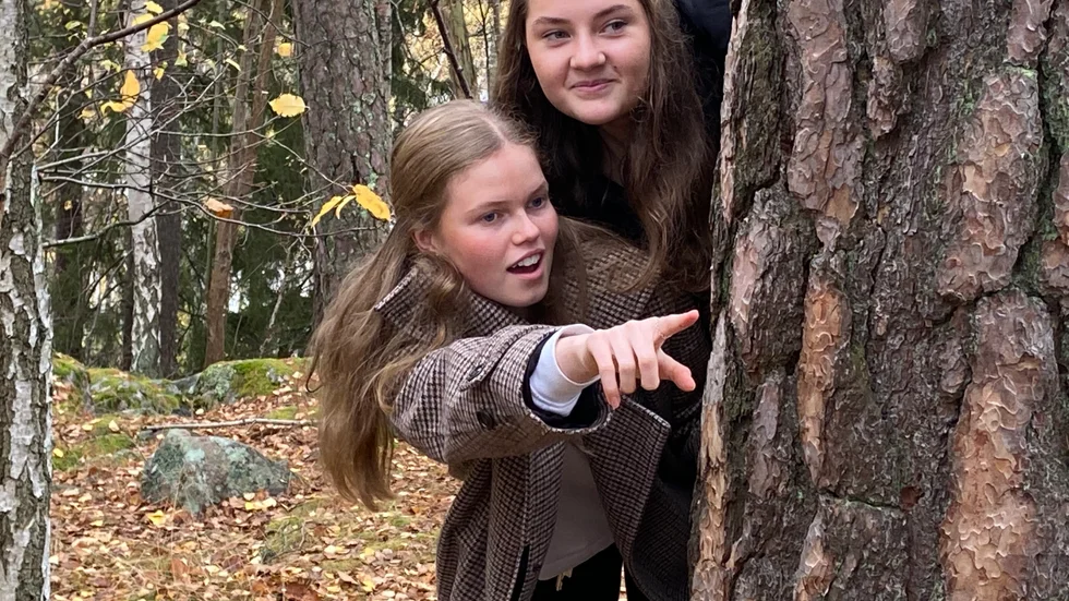 Agnes Eriksson och Elvira Dahlström är med på kurragömma i Gnesta för tredje året i rad. "Man måste ha på sig tjocka kläder eftersom man inte vet hur länge man kan gömma sig innan man blir hittad", säger Elvira Dahlström, 15 år.