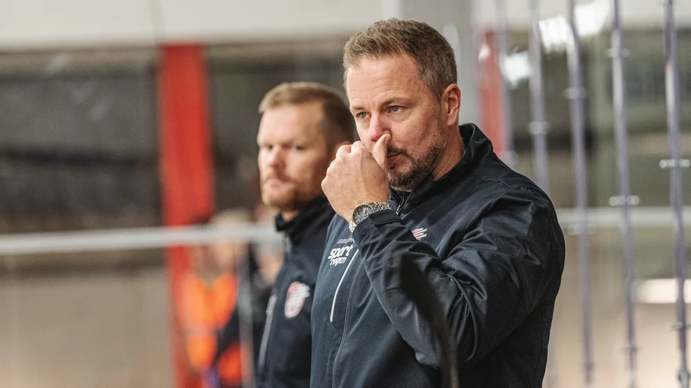 Piteås tränarduo Björn Lavander och Mikael Aaro. har varit med om en hel del på och runt en hockeyrink. Under söndagsmatchen mot Kiruna AIF fick dock de och laget vara med om något annorlunda. Onsdag kväll möter Piteå Ö-vik i bortahall.