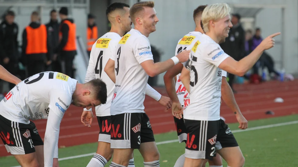 Motala AIF:s lagkapten Simon Karlsson har gjort 3-1 mot Gefle och jublar ihop med lagkamraterna. Maif vann med hela 5-1 mot serievinnarna i avslutningen hemma på Idrottsparken. Det var en bejublad tillställning.
