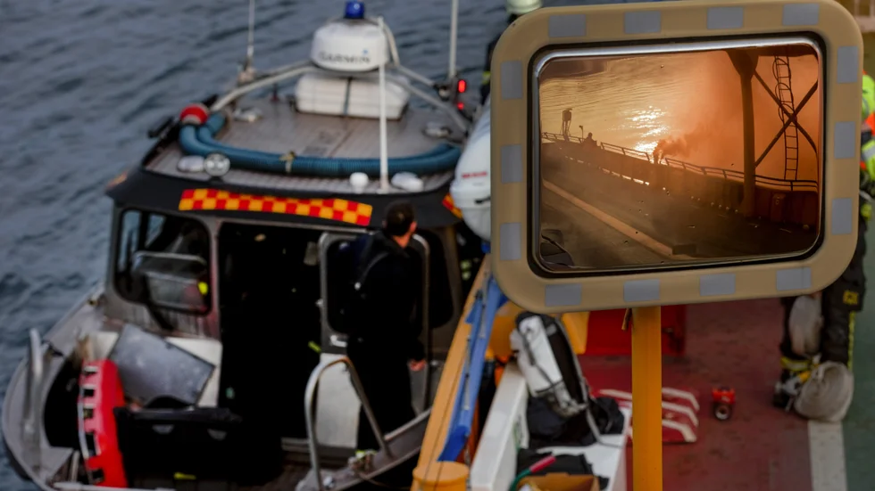 Räddningstjänsten lade till med båt utmed färjan för att kunna komma ombord och släcka branden.