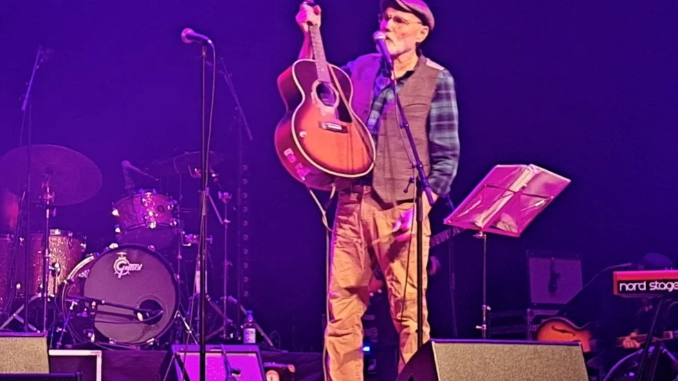 Peter Carlsson bjöd på flera sköna blueslåtar från Flygelns scen. "Dont judge the book from the cover" är ett exempel. 