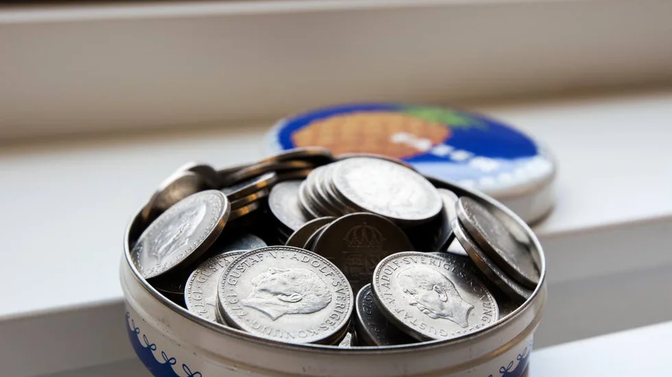 Slut. I svenska hem finns i genomsnitt närmare 800 kronor i mynt liggande. Nu kommer nya mynt och de gamla blir ogiltiga.