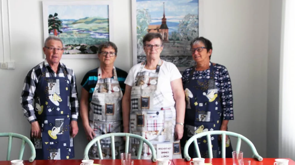 Ove Engström, Eva Engström, Anita Elfmark och Karin Hansson lagade mat till fyrtiotalet PRO:are.