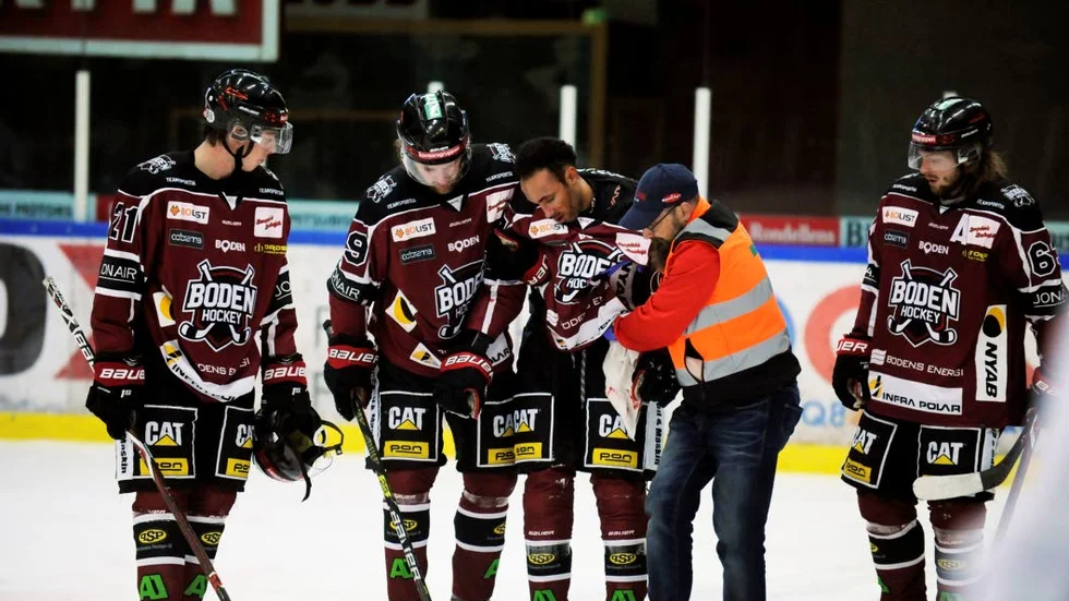 Boden Hockeys Christian Pettersson fick ledas av isen efter tacklingen från Sebastian Pettersen.