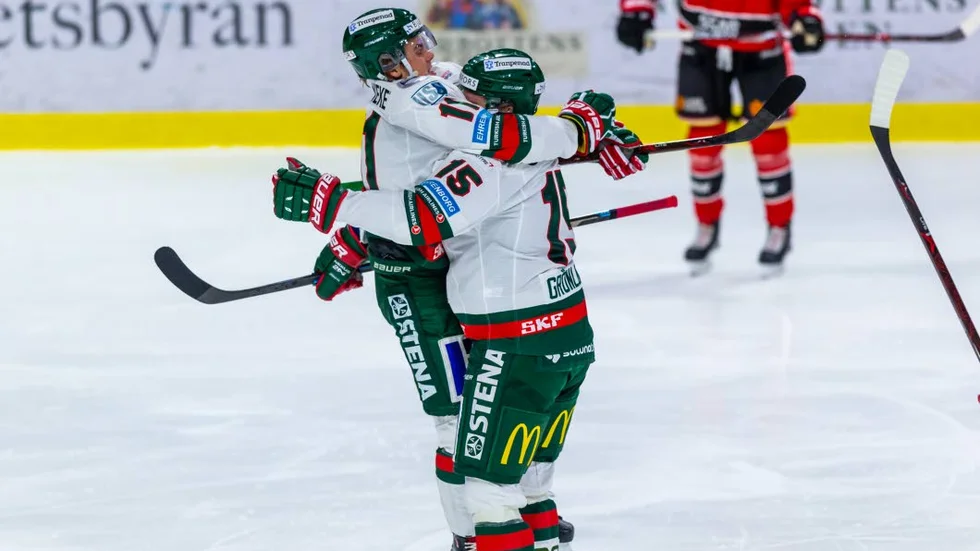 Anders Grönlund och Samuel Fagemo firar 1-1 och Grönlunds första poäng i SHL.