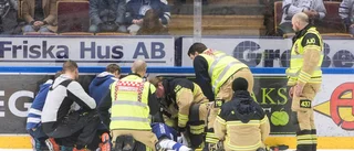 Supportrarna stöttar skadade Forsberg