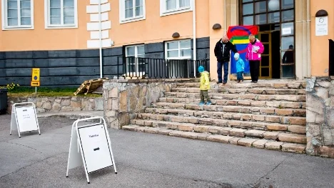 Olof och Anita Matti röstade på Sametingets kansli vid lunch på söndagen. Barnbarnen Adrian och Nils-Markus Marakatt fick följa med.