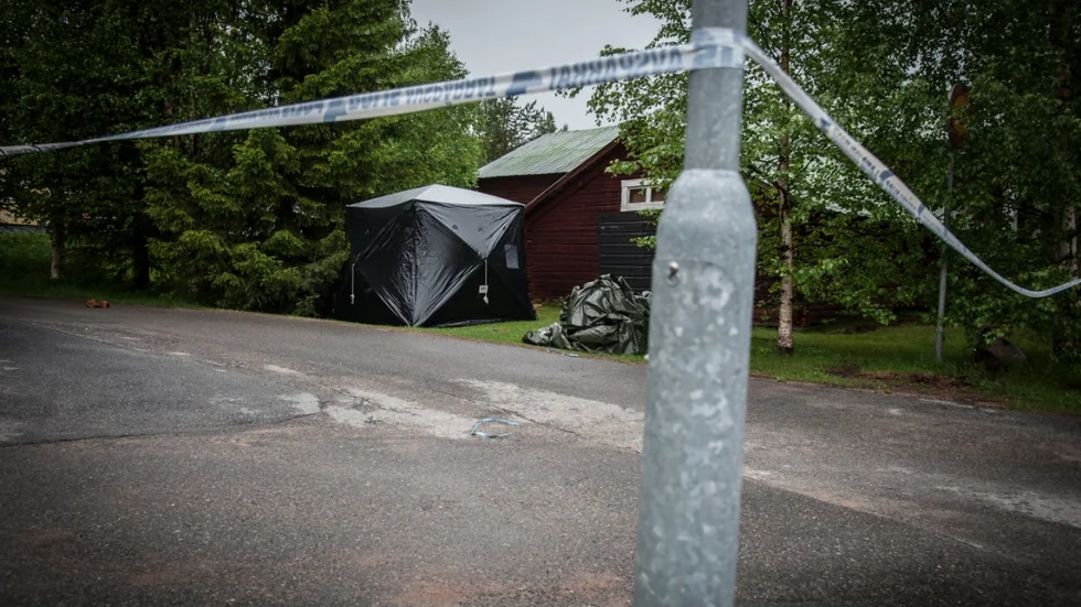 Ett tält avsett för brottsplatsundersökning har slagits upp på platsen där den döde mannen hittats. Detta slogs upp någon gång under natten eller tidig morgon. Tältet hindrar väder och vind samt insyn från allmänheten under polisens arbete.