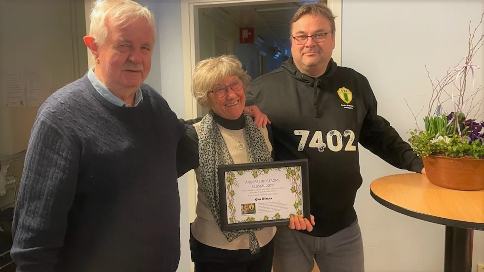 Gun Wiman har tilldelats Anders "Sillen" Lindströms Eldsjäls-pris. Här står de båda tillsammans med Enebys ordförande Joakim Sundgren.