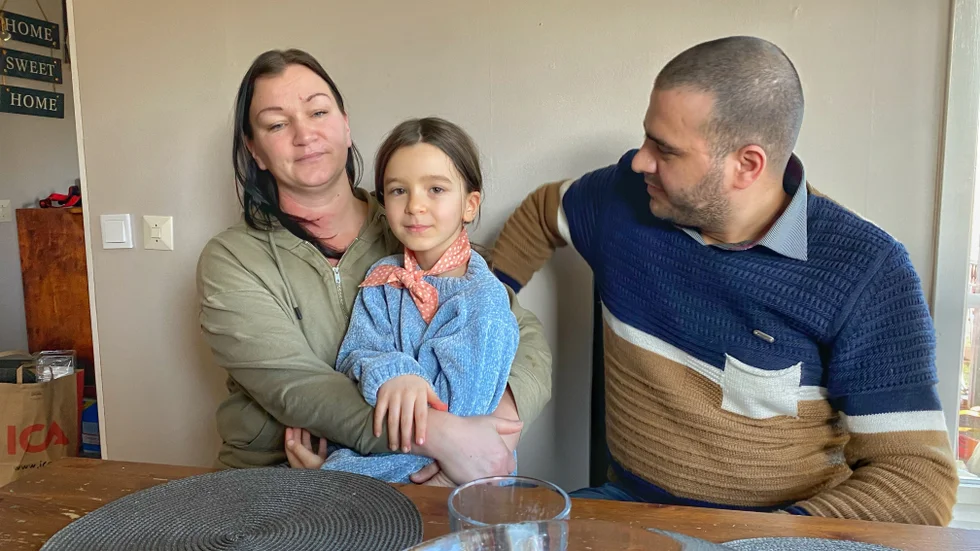 Fredrika Petterssons och Bilal Almarzukes dotter Salma har hjälpt till med insamlingen och kommer att ge bort ett av sina gosedjur.