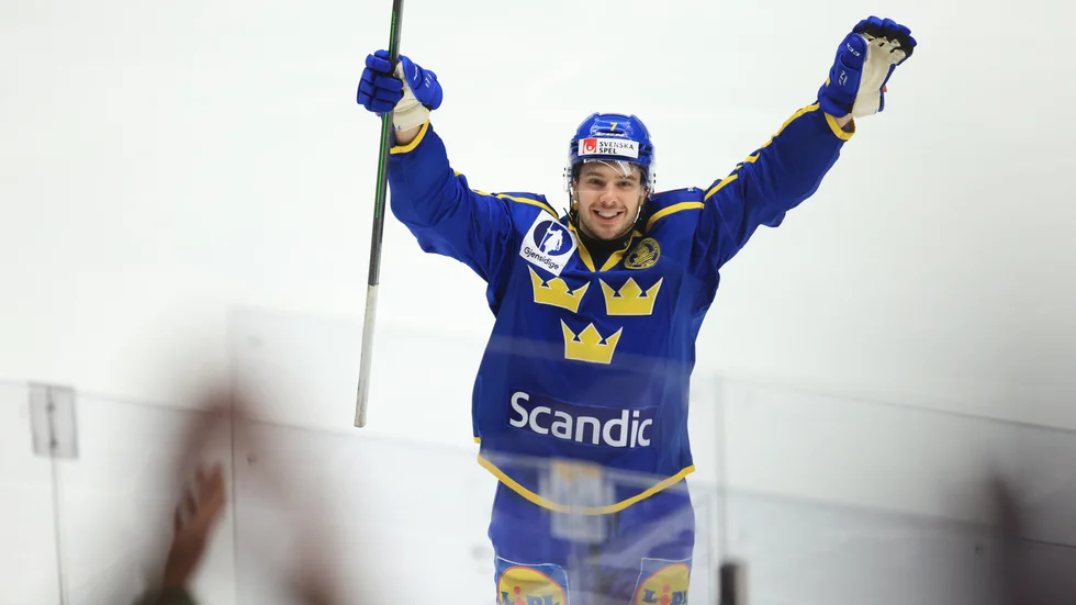 Sveriges Hardy Häman Aktell jublar efter sitt 2–0-mål mot Finland – Växjöbackens första fullträff i Tre Kronor-tröjan.