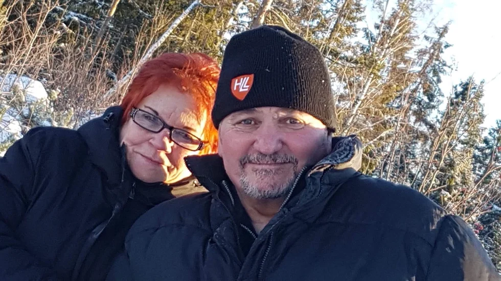 Marta och Sandor Rásó i Mårtsbo fick under söndagen besök av två vargar. "En naturupplevelse, men ändå läskigt", säger dottern Rita Rásó. Familjen kommer ursprungligen från landsbygden i norra Ungern och är enligt Rita inte helt ovana att se vilda djur runt knuten.