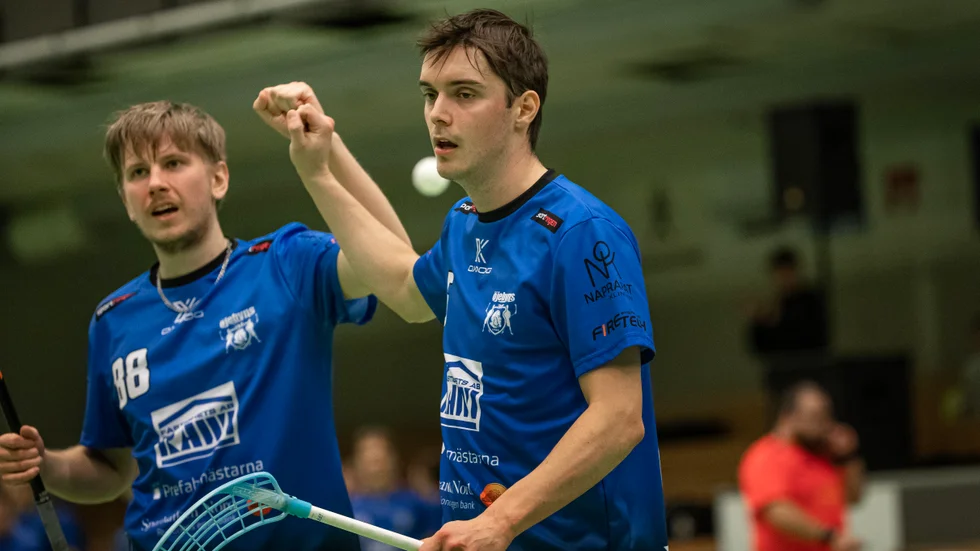 Jesper Nordmark och kedjepolaren Anton Andersson jublar. Jesper satte ett fyrtal när Öjebyn  ryckte i tabelltoppen efter 6-4 mot Timrå.