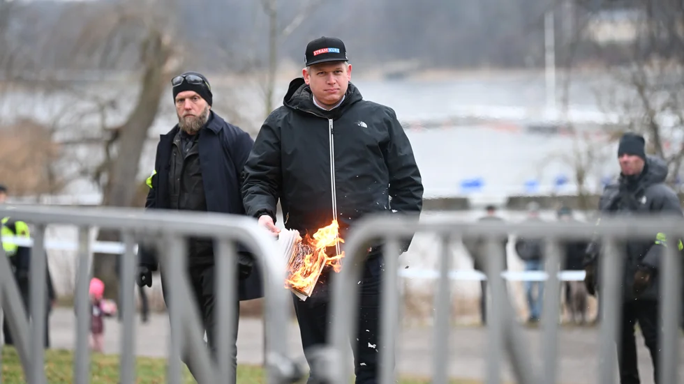 Den högerextreme politikern Rasmus Paludan bränner ett exemplar av muslimernas heliga bok, Koranen, i närheten av Turkiets ambassad i slutet av januari. Arkivbild.
