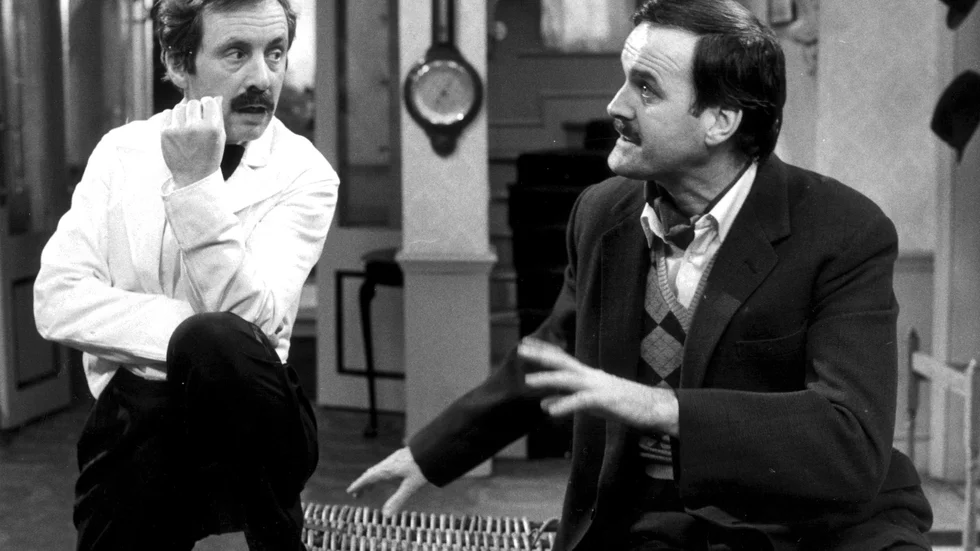 Andrew Sachs och John Cleese i "Pang i bygget" 1979. Arkivbild.