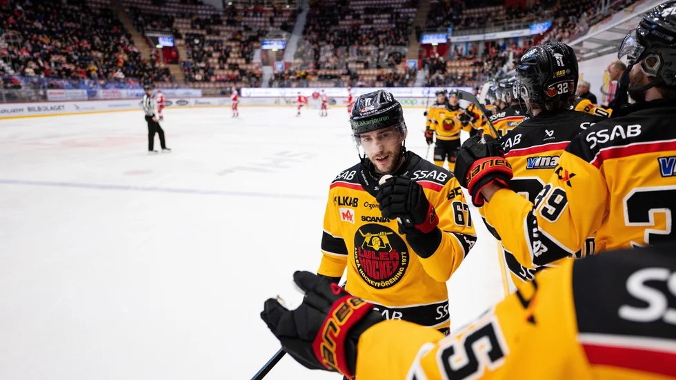 Konstantin Komarek jublar efter sitt matchvinnande mål borta mot Timrå.