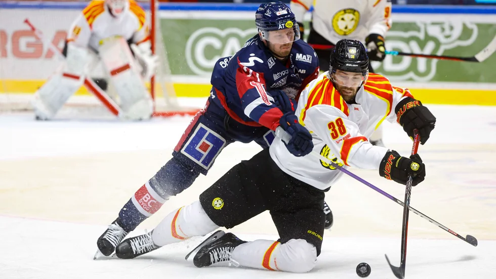 Brynäs på fall. Linköpings Christoffer Ehn får Mikko Niemilä i Brynäs att knäa.