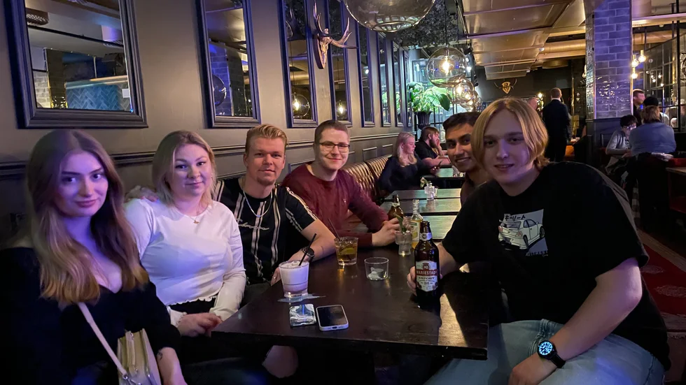 Det här kompisgänget berättade att för varje helg som gått så har Fröken Snusks musik spelats mer och mer. Så att se henne live var ett självklart alternativ.