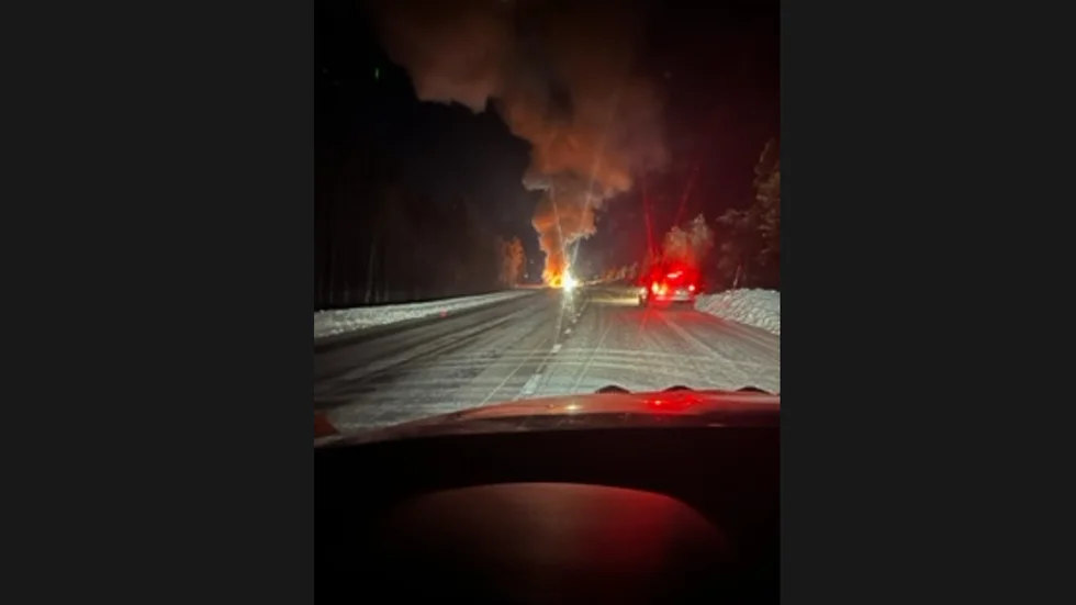 Lastbilen började brinna utanför Österjörn. Branden släcktes, men under bärgningen började lastbilen brinna igen. Bilden är från väg 95, det vill säga den första branden.
