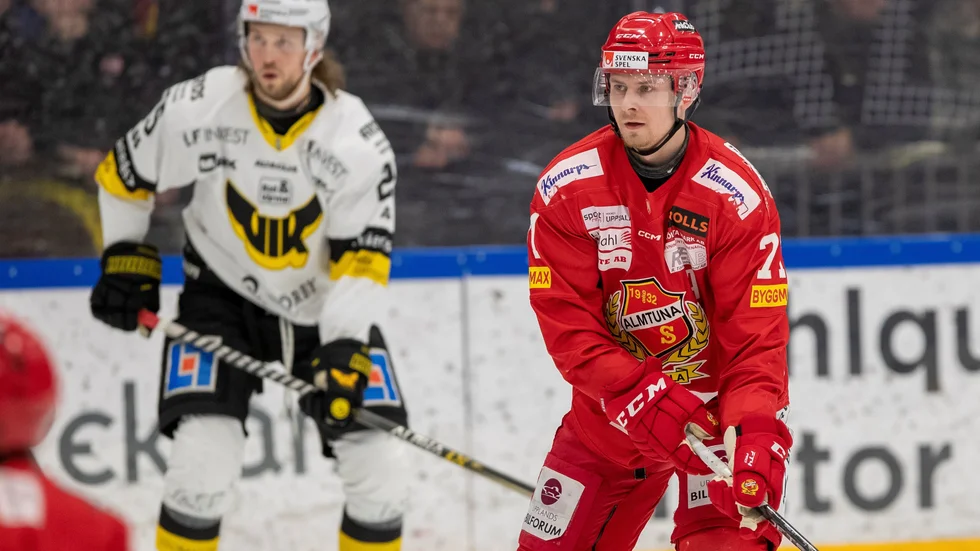 Jakob Ragnarsson (t h) gav Almtuna ledningen i den första perioden i Arosderbyt mot Västerås. Det målet visade bli ytterst viktigt.