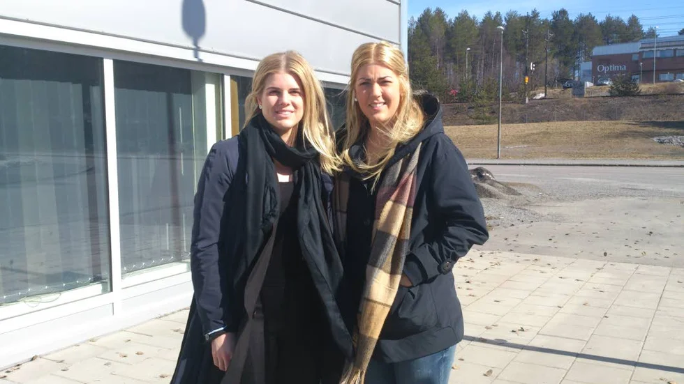 VM-stjärnor. Emma Nordin och Erika Grahm besökte Luleå Hockey i går.