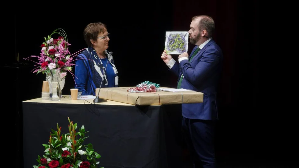 AVTACKNING. Nye ordförandes barn hade gjort ett konstverk till avgående Karin Åström. Resultatet blev skönsång av avgående ordförande.