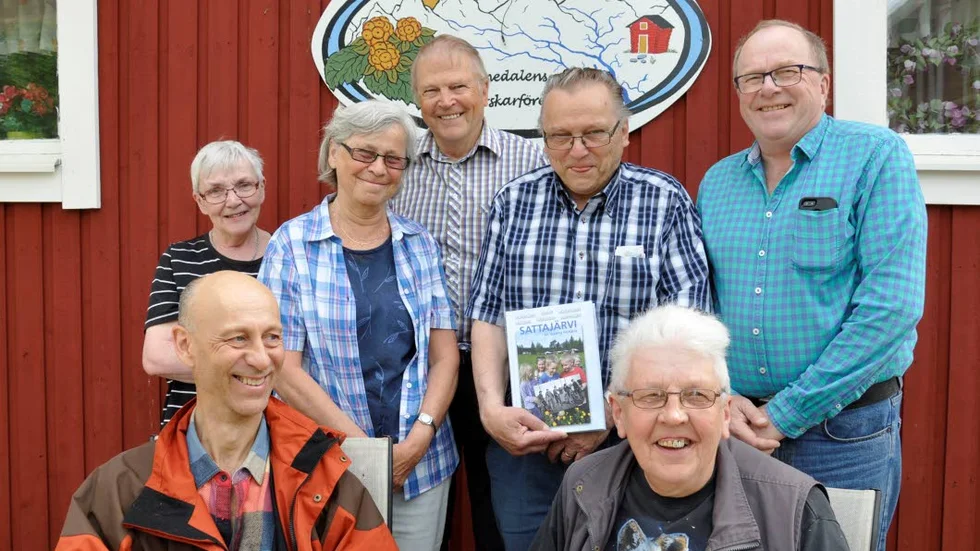 ENTUSIASTERNA. Berit Haapaniemi, Else-Maj Kero, Erland Kero, Bertil Kero, Stefan Petäjävaara, Bertil Isaksson och  Nils Palovaara har lagt ned mycket arbete på boken. Det har också Inga Kero och Inger Petäjävaara gjort, men de saknas på bilden.